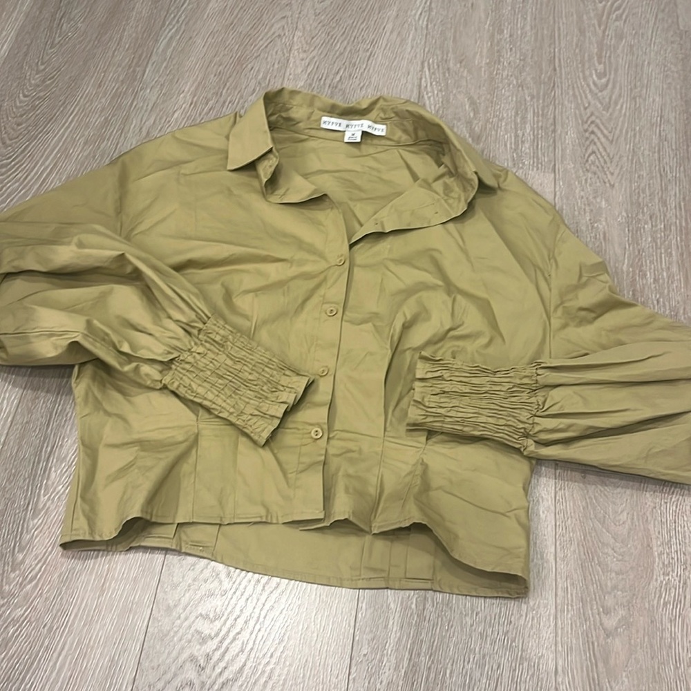 Tailored shirt with sinched arms